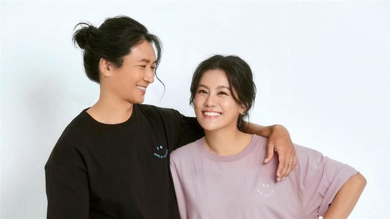 小蠻(右)和老公邵翔(左)結婚5年,感情相當甜蜜。(圖/翻攝自小蠻臉書)