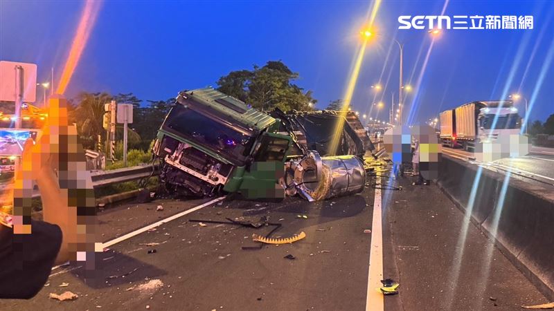 47歲李姓男子駕駛載運鋼捲的聯結車，疑因恍神偏移自撞。（圖／翻攝畫面）