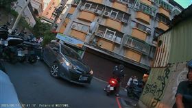 淡水三寶轎車疑因操作不慎，將路旁的機車給撞倒。（圖／翻攝畫面）