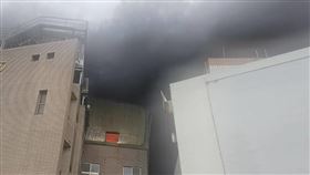 林口工廠一早發生恐怖火警，場面相當棘手。（圖／翻攝畫面）
