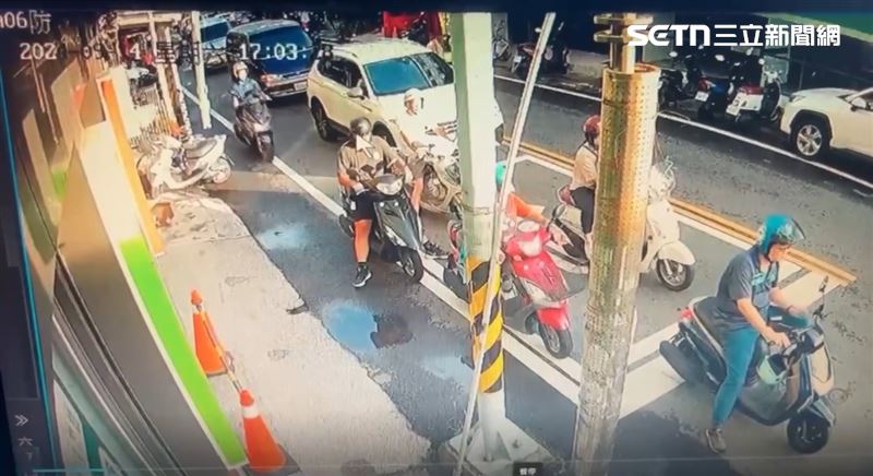原本民眾在路口停等紅燈,沒想到卻慘遭撞擊。(圖/翻攝畫面)