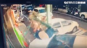飛車討債追逐路人衰慘　猛撞多人彈飛重摔（圖／翻攝畫面）