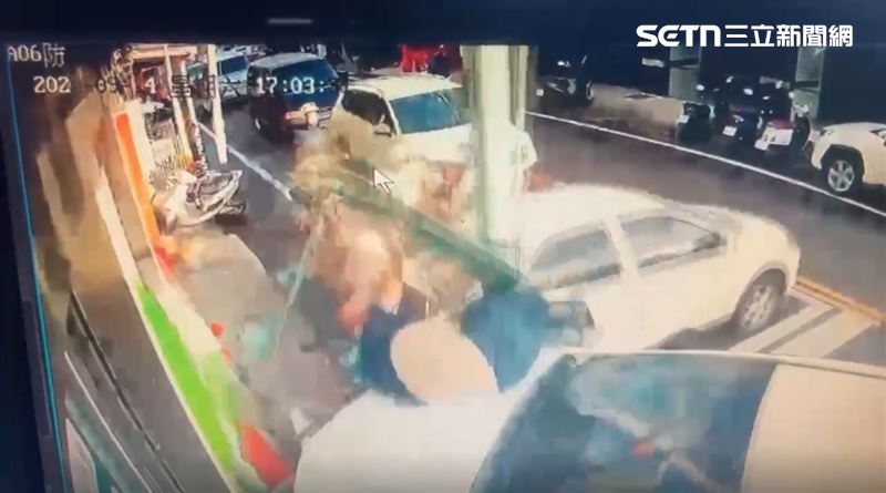 騎士被高速撞過來的車輛整個剷起,重摔在引擎蓋上,畫面相當驚悚。(圖/翻攝畫面)