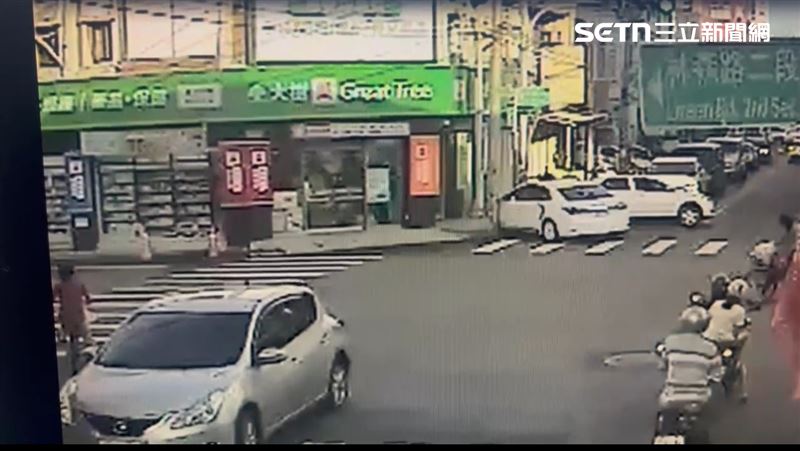 騎士被高速撞過來的車輛整個剷起,重摔在引擎蓋上,畫面相當驚悚。(圖/翻攝畫面)