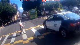 北市,南港,警車,斑馬線,未禮讓。（圖／翻攝WoWtchout - 地圖型行車影像分享平台）