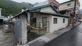 花蓮萬榮鄉西林村昨天（11日）晚間7時許發生一起殺人命案，吳姓男子（56歲）被發現全身是血死在陳姓友人屋內床上，腹部與右大腿多處刀傷，警方事後逮捕涉案的陳嫌（32歲），疑因雙方酒後爭執，才釀成這起命案。