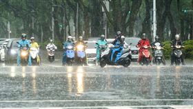氣象署發布大雨特報（2）中央氣象署9日下午更新大雨特報，午後對流雲系發展旺盛，易有短延時強降雨，北部、南投、台南等地有局部大雨發生的機率。圖為台北市松山區下起大雨，機車騎士開啟車燈，保持安全。中央社記者裴禛攝  114年6月9日
