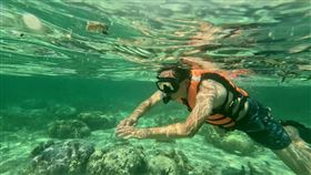 詹姆士在菲律賓浮潛。（圖／公視台語台提供）