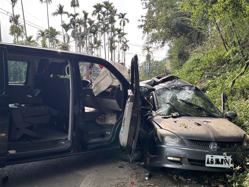 64歲潘姓男子逆向撞山壁又迎面撞廂型車，被夾在車內受困，當場昏迷。(圖／翻攝畫面)