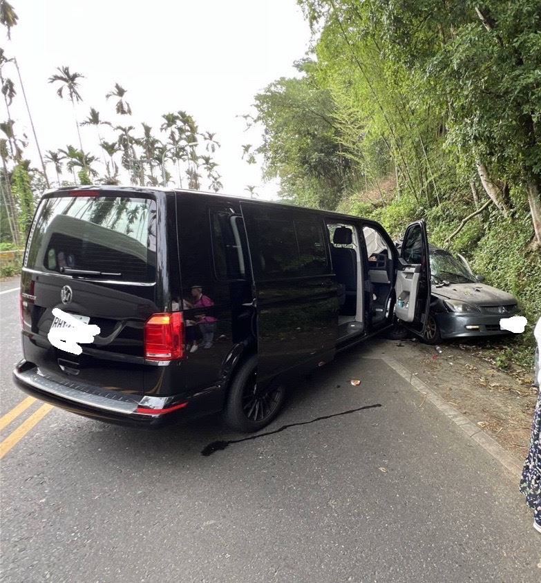64歲潘姓男子逆向撞山壁又迎面撞廂型車，被夾在車內受困，當場昏迷。(圖／翻攝畫面)