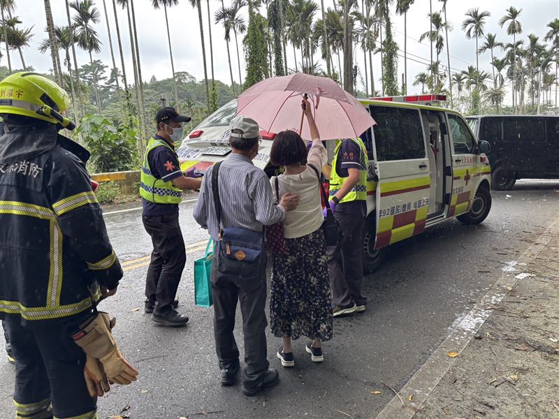 7名乘客受到輕重傷，陸續下山就醫。(圖／翻攝畫面)