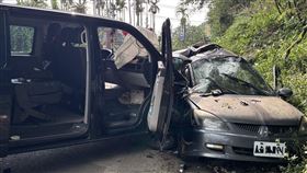 溪頭對撞，車禍，64歲男開車逆向衝撞，廂型車，1命危、7輕重傷(圖／翻攝畫面)