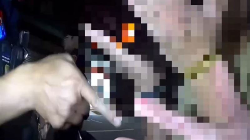 張男見到警方到場,也只好束手就擒。(圖/警方提供)