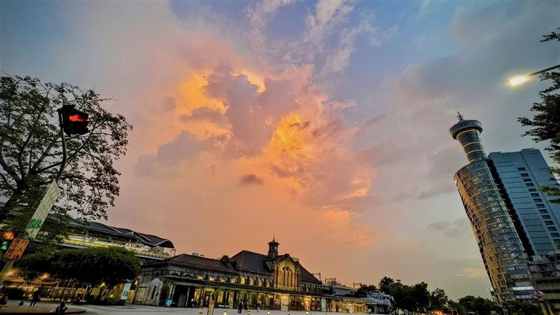 台中天空驚見「火鳳凰雲」下秒突6.4地震