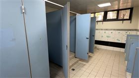 2高中生不服管教！趁如廁「木棍伏擊」老師慘爆頭濺血　校方：已送懲處，報警(圖／翻攝畫面)