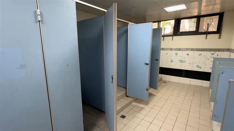 2高中生不服管教!趁如廁「木棍伏擊」老師慘爆頭濺血,校方第一時間記過懲處。(圖/翻攝畫面)