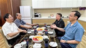 作為「愛國者行動」第一部曲，朱立倫（前右）赴桃園與張善政（前左）討論守護桃園六席立委。（圖／翻攝自朱立倫臉書）