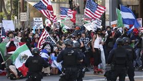 ▲洛杉磯示威仍未停歇。（圖／美聯社／達志影像）