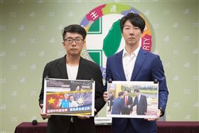 民進黨今日由發言人吳崢、新竹市議員劉崇顯召開「共諜？詐團門神？官司纏身？鄭正鈐出來面對！」記者會。(圖/民進黨提供)