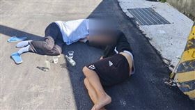 花蓮萬榮鄉西林村昨天（11日）晚間7時許發生一起殺人命案，吳姓男子（56歲）被發現全身是血死在陳姓友人屋內床上，腹部與右大腿多處刀傷，警方事後逮捕涉案的陳嫌（32歲），疑因雙方酒後爭執釀成這起命案。據了解，陳姓嫌犯曾有酒醉砍人前科，出獄後仍長期酗酒惹事，連阿嬤都不敢跟他同住。