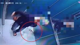 基隆,電梯,蛇,過山刀,外木山海邊。（圖／翻攝畫面）