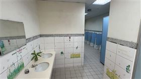  2高中生不服管教！趁如廁「木棍伏擊」老師慘爆頭濺血　校方：已送懲處，報警(圖／翻攝畫面)