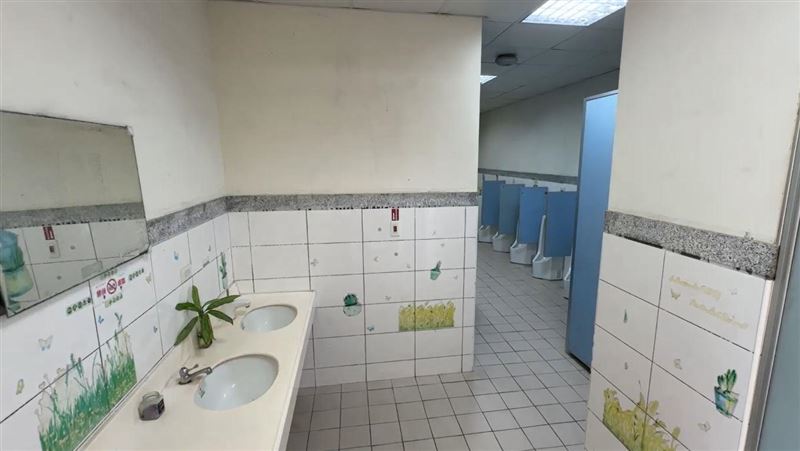 2高中生廁所伏擊毆師濺血！1年被記9大過