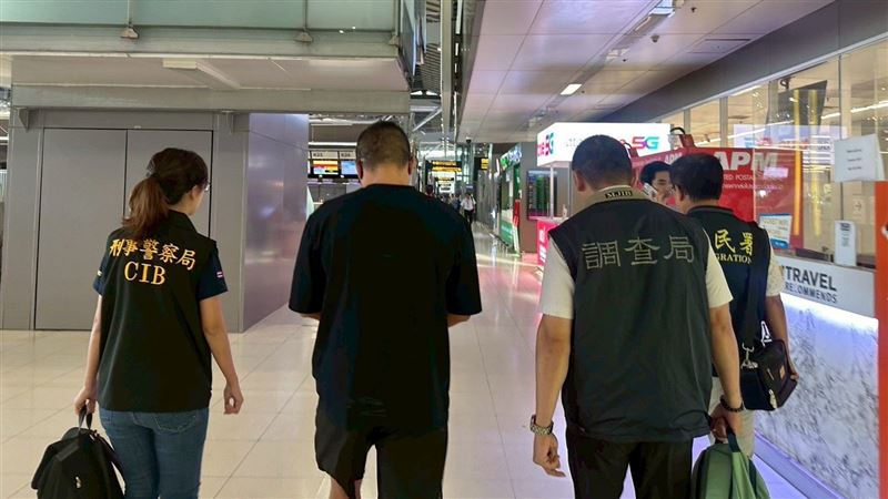 刑事局及調查局聯手將黃立為押解回台。(圖/翻攝畫面)