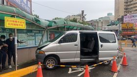 中壢監理站,廂型車,暴衝,學員,駕訓班（圖／翻攝畫面）