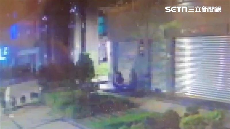 4煞討賭債擄中間人 警所長對空開3槍救人