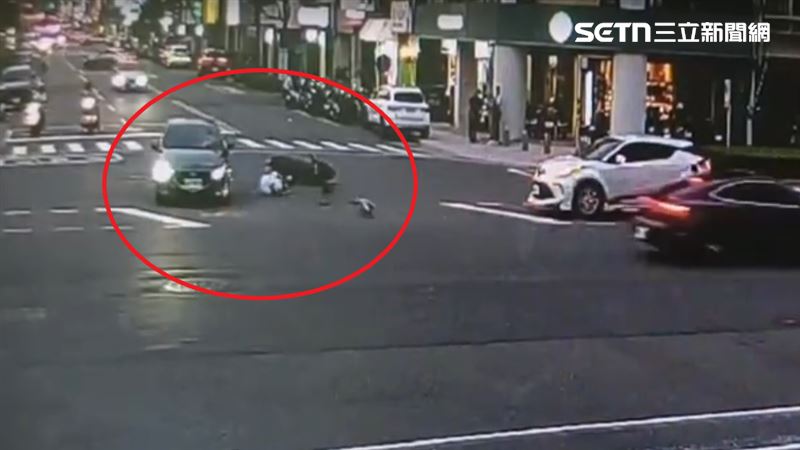 肇事的陳女一度以為自己沒違規,但全被監視器畫面拍下。(圖/翻攝畫面)