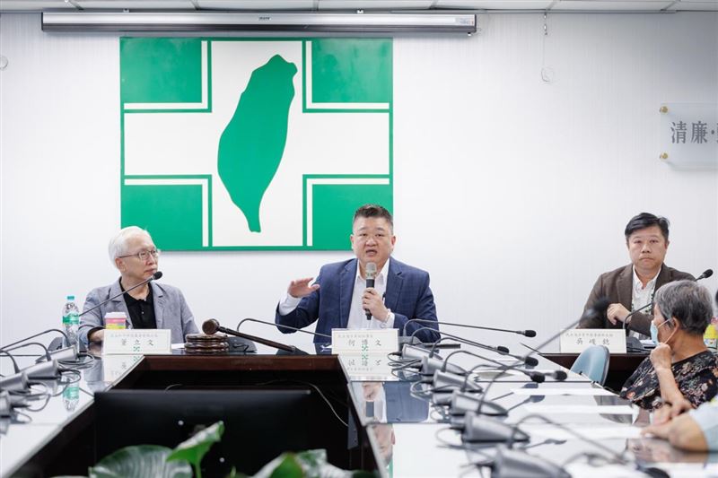 民進黨副秘書長何博文勉勵同仁能繼續做「守護台灣民主第一品牌」。（圖／民進黨提供)
