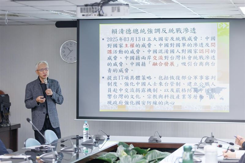 民進黨中央黨部今（12）日舉辦「強化國家安全法治意識」教育訓練，邀請亞太和平研究基金會執行長董立文授課。（圖／民進黨提供)