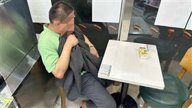 桃園市一名簡姓男子（33歲）日前在路上搶走了一名喑啞人士1000元現金，隨即攔計程車直衝私娼寮買春，警方循線找到簡男時，他身上僅剩204元。