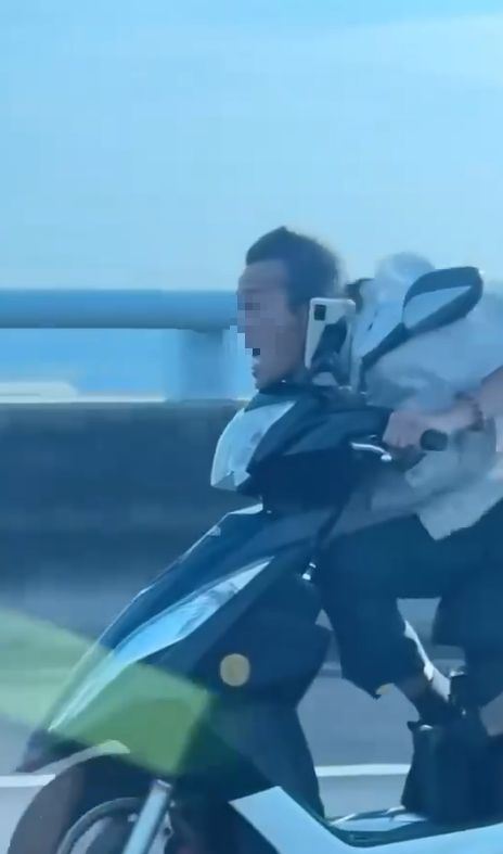 一名機車騎士未戴安帽,闖入國道3號狂飆,過程中全身還不斷扭動、表情猙獰。(圖/翻攝自Thread @tears010)