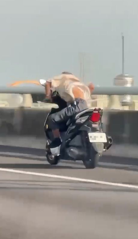 機車騎士未戴安全帽狂飆國道的脫序行為,讓不少用路人受到驚嚇。(圖/翻攝自Thread @tears010)
