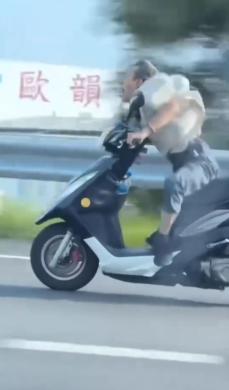 男子邊騎車邊張大嘴巴吶喊,速度快到連續超車好幾輛汽車。(圖/翻攝自Thread @tears010)