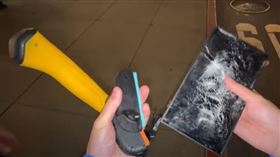 PlainRock124在任天堂商店門口，當場砸毀剛購買的「Nintendo Switch 2」。（圖／翻攝自YT＠PlainRock124）

