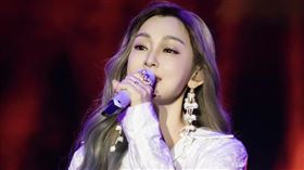 范瑋琪6日登上《歌手》節目演出，結束後走回後台時情緒潰堤，不斷掩面啜泣。（圖/翻攝自微博）