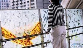 小青的孩子拚上心中第一志願的高中後，卻爆發拒學、嚴重憂鬱，甚至意圖輕生。(圖/鏡週刊)