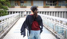 喵麗不認同暴力，也拒絕讓孩子超前學習。她的孩子有ASD特質，正在接受早療，難以參與竹科「內捲式」競爭。她近日選了華德福幼兒園，盼孩子依步調成長。（圖／鏡週刊）