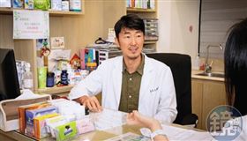 精神科醫師馬大元常在診間見到竹科媽媽、爸爸與他們的孩子。他認為兒童大腦健康受多重因素影響，包含飲食、壓力與3C產品。(圖/鏡週刊)