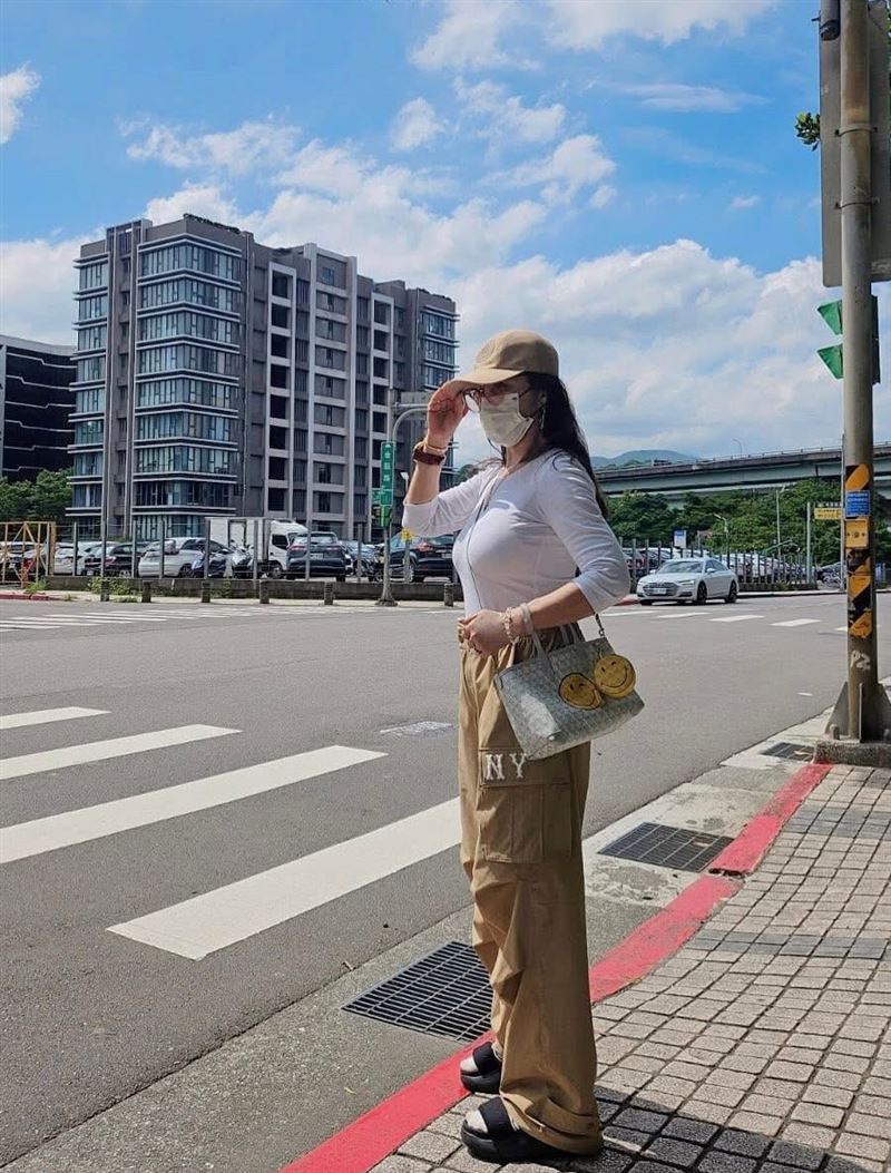 陳美鳳曬出日常三張美照,要粉絲選一張。(圖/翻攝自陳美鳳IG)