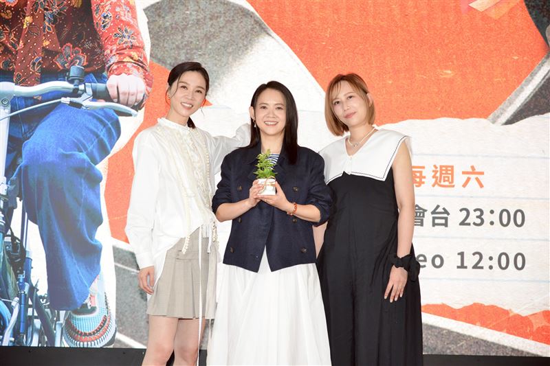 曾寶儀、謝盈萱跟瑪菲斯(右)出席記者會。(圖/三立提供)