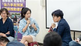 吳靜怡以里民角度參加活動，過程中被徐巧芯邀上台辯論。（圖／翻攝自徐巧芯臉書）
