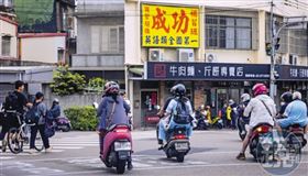 新竹學府路上有包含新竹高中在內等多所學校，補習班林立，接送車流數量龐大。圖為放學時間，許多家長忙著送孩子去補習。(圖/鏡週刊)