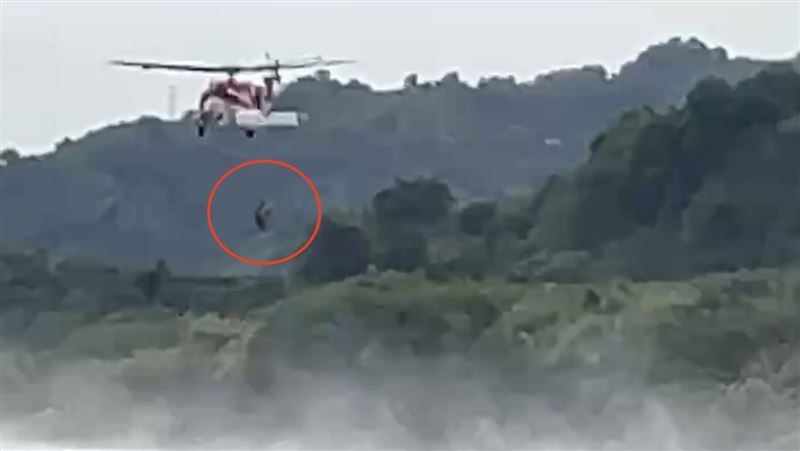 新/釣客困大甲溪沙洲!空勤直升機救援中