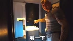 館長在中國的飯店看到機器人送餐大感驚奇。（翻攝畫面）

