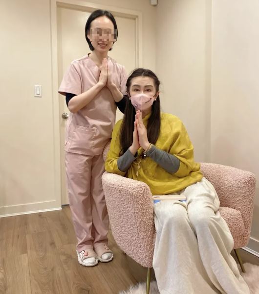 員工分享與王祖賢的合照。（圖／翻攝自小紅書）