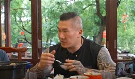 ▲館長曝汪小菲晚上要請他吃飯。（圖／翻攝自館長YT）